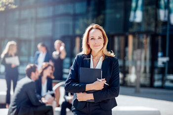 Versicherungsvermittler vor Gebäude - VBV-Versicherungsberater in einer Live-Kundenberatungssituation