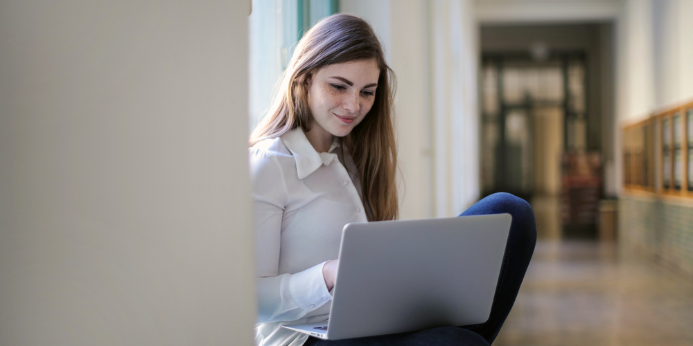 Étudiant avec un ordinateur portable