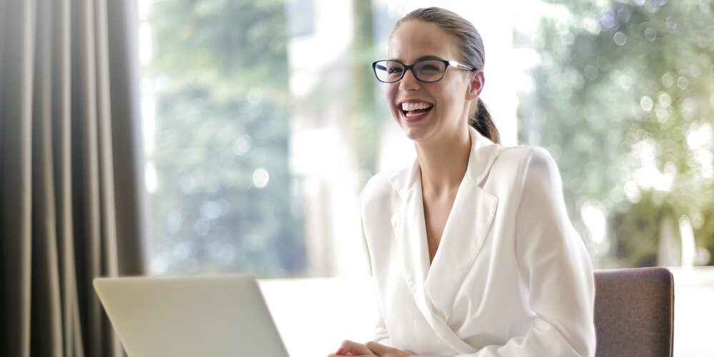 [Translate to Italiano:] Versicherungsfachfrau vor ihrem Laptop