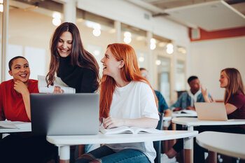 Studenten Aufenthaltsraum - VBV Trainee in einer Versicherungsagentur lernt Produktdetails